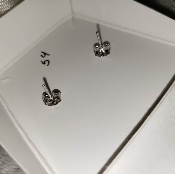 New diamond floral earrings - Picture 3 of 3